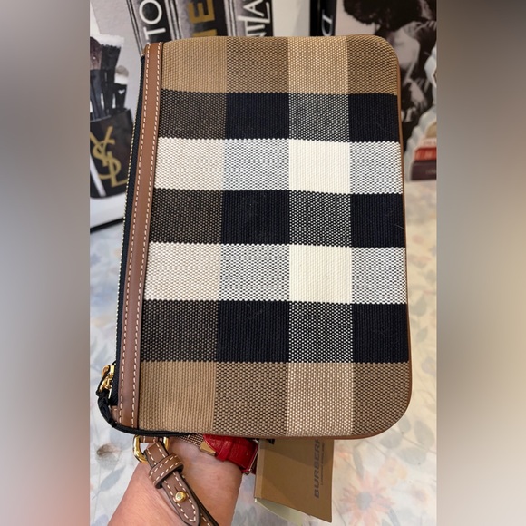 🖤🤎NWT BURBERRY TAUPE BROWN/BLACK CHECK CANVAS WRISTLET🤎🖤
SCENTED WATER INCLUDED - Picture 4 of 12